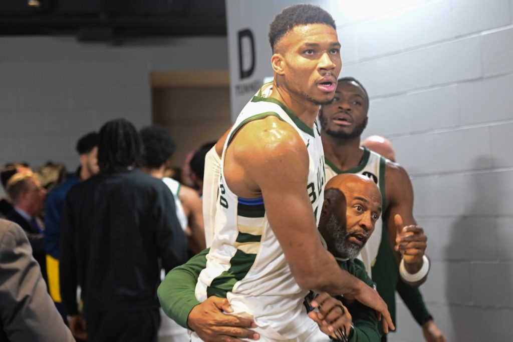 Giannis Antetokounmpo đi tìm lại trái bóng sau trận đấu.