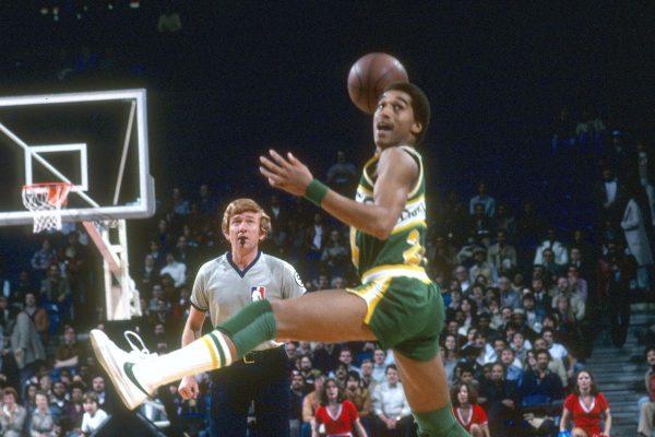 Dennis Johnson bắt đầu sự nghiệp trong màu áo Sonics