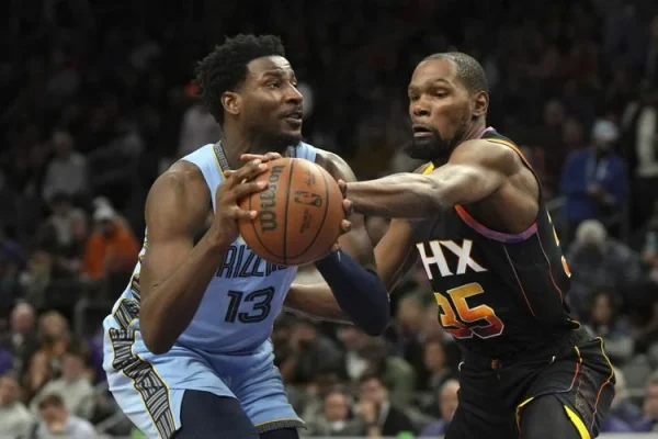 Kevin Durant trong trận đấu với Memphis Grizzlies.