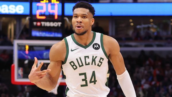 Giannis Antetokounmpo trong màu áo đội Milwaukee Bucks.