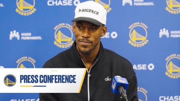 Jimmy Butler trong buổi phỏng vấn ra mắt Warriors.