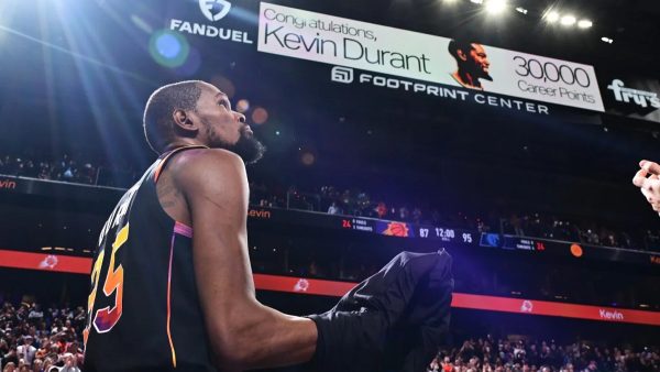 Kevin Durant chính thức chạm đến cột mốc 30,000 điểm.