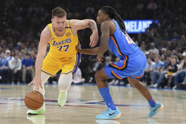 Luka Doncic nỗ lực giúp Lakers vươn lên dẫn trước trong hiệp đấu cuối